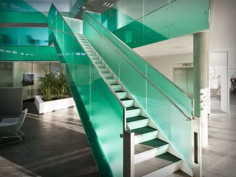 Zelený monolitický polykarbonát v interiéru