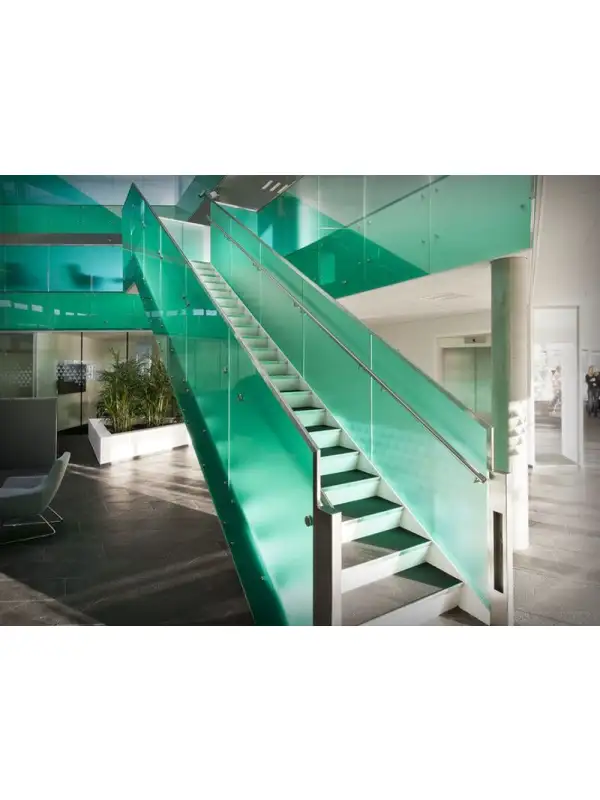 Zelený monolitický polykarbonát v interiéru