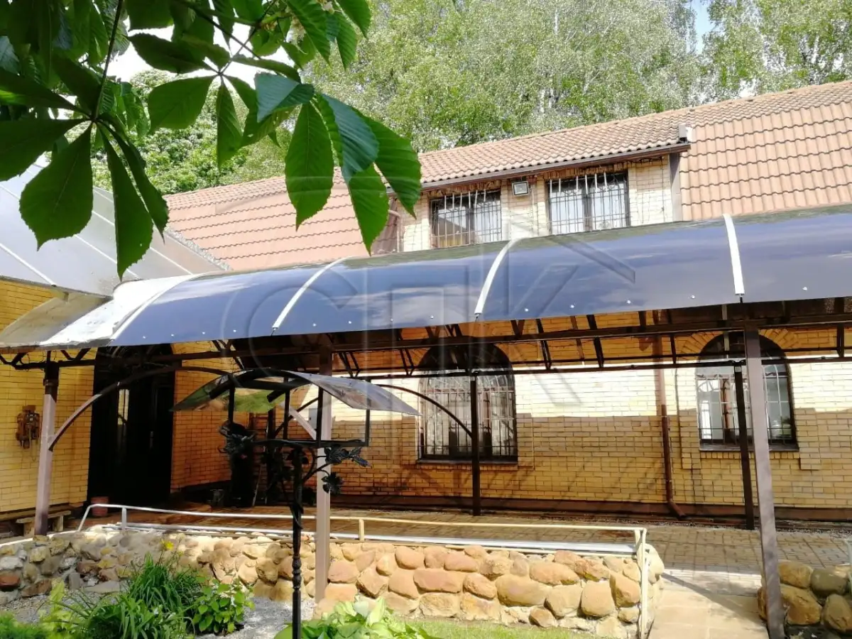 šedý monolitický polykarbonátový vrchlík