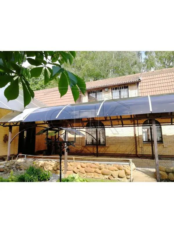 šedý monolitický polykarbonátový vrchlík