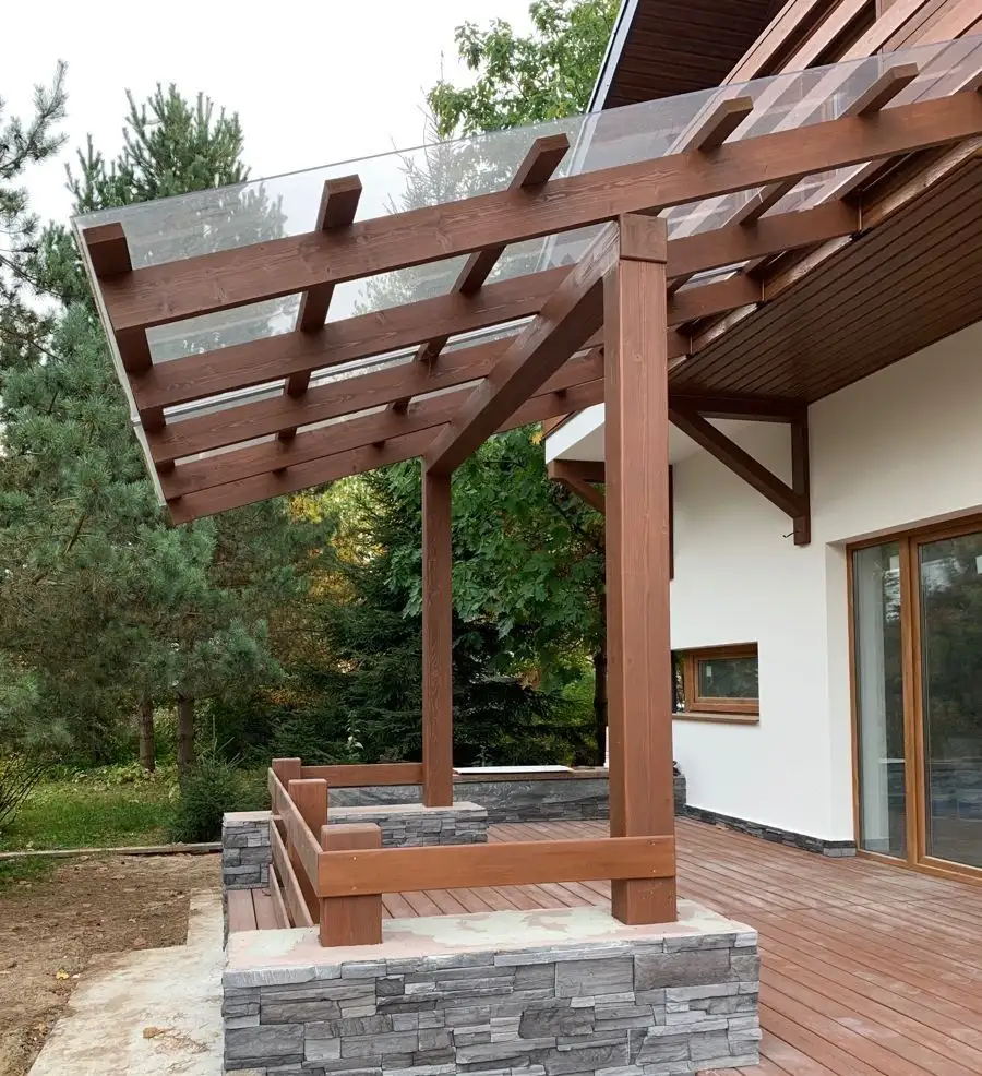 dřevěný přístřešek na auto z polykarbonátu