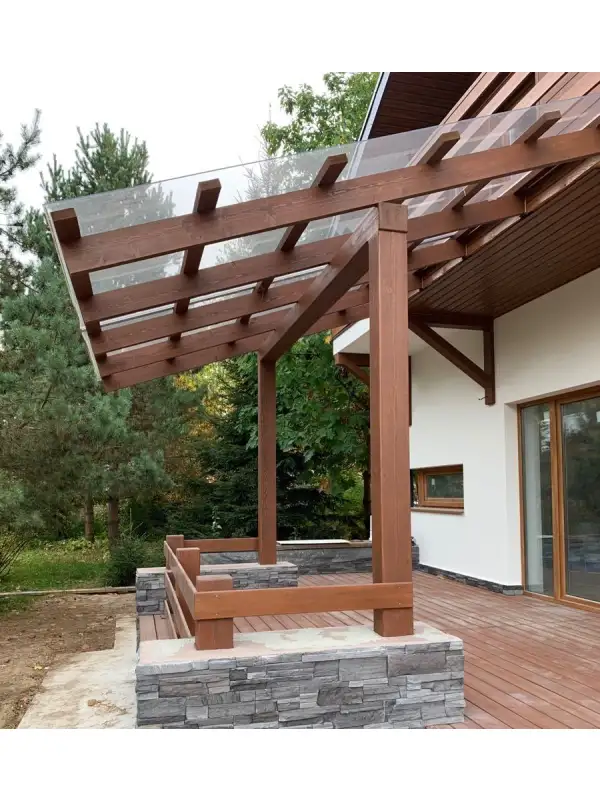 dřevěný přístřešek na auto z polykarbonátu