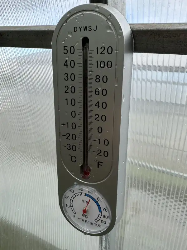 Thermometer innen, Hygrometer außen für den Garten