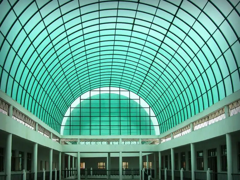 Zelený monolitický polykarbonát v nákupním centru