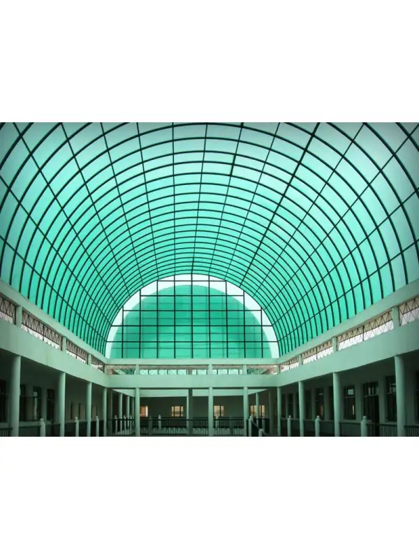 Zelený monolitický polykarbonát v nákupním centru