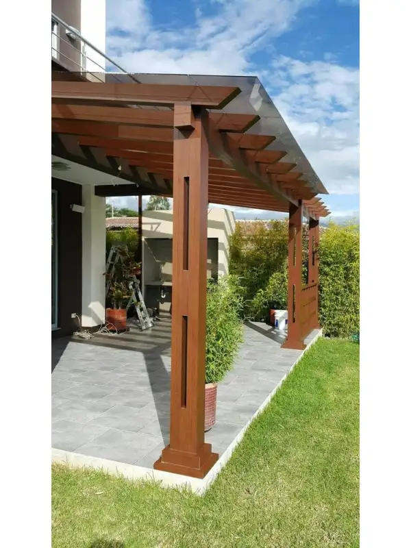 dřevěný přístřešek s plným polykarbonátem