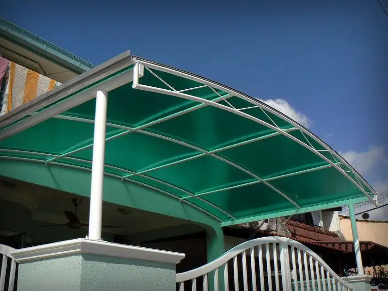 Zelený monolitický polykarbonátový přístřešek