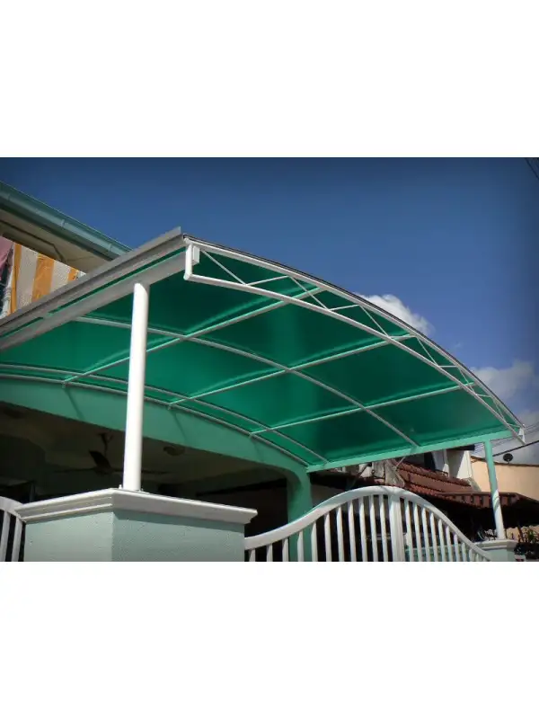 Zelený monolitický polykarbonátový přístřešek